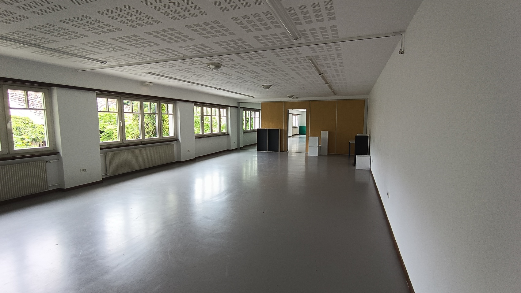grande salle avec peut d'amenagement et une cloison amovible au fond