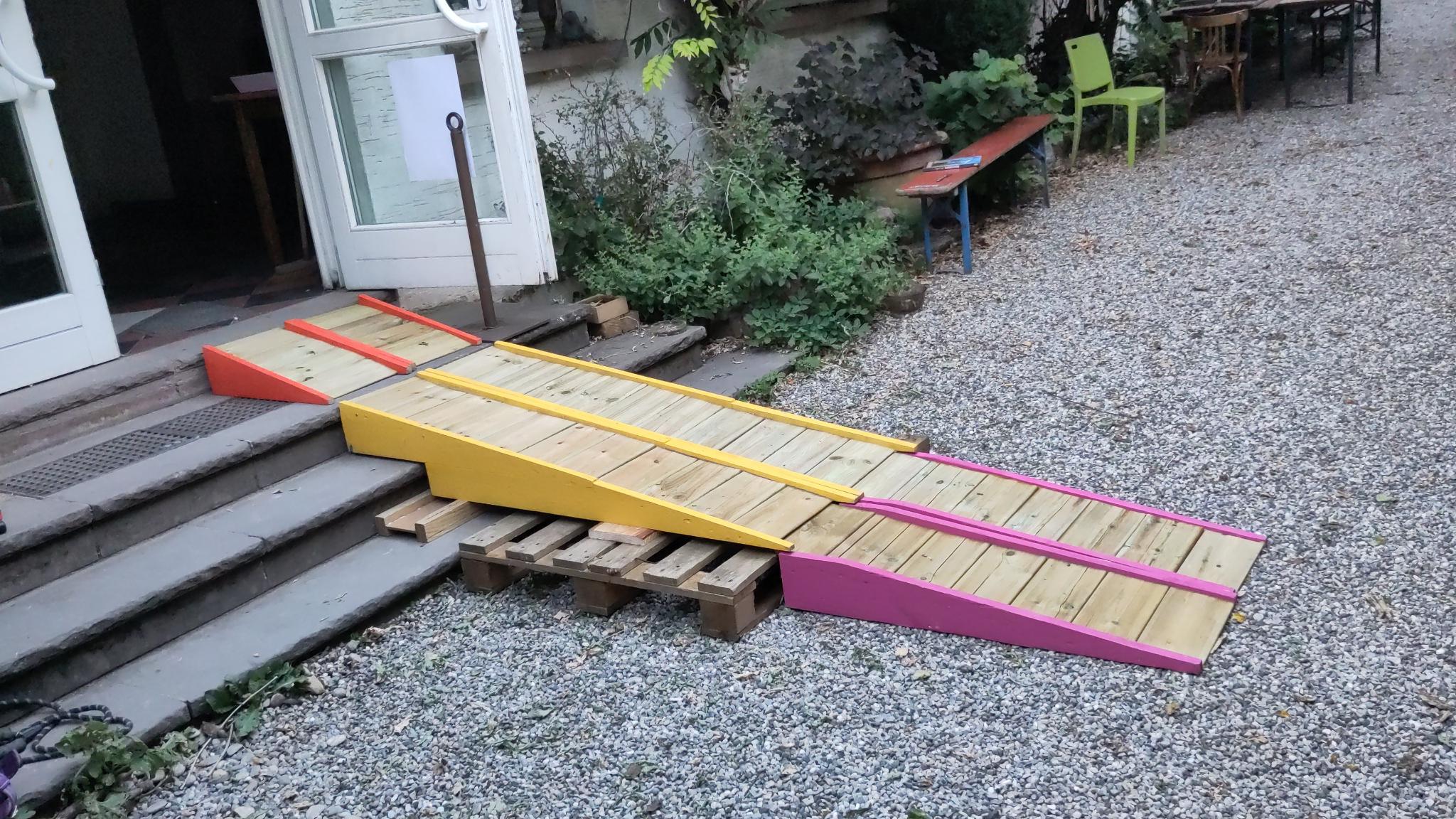 porte d'accès au bâtiment 1 avec une rampe d'accès