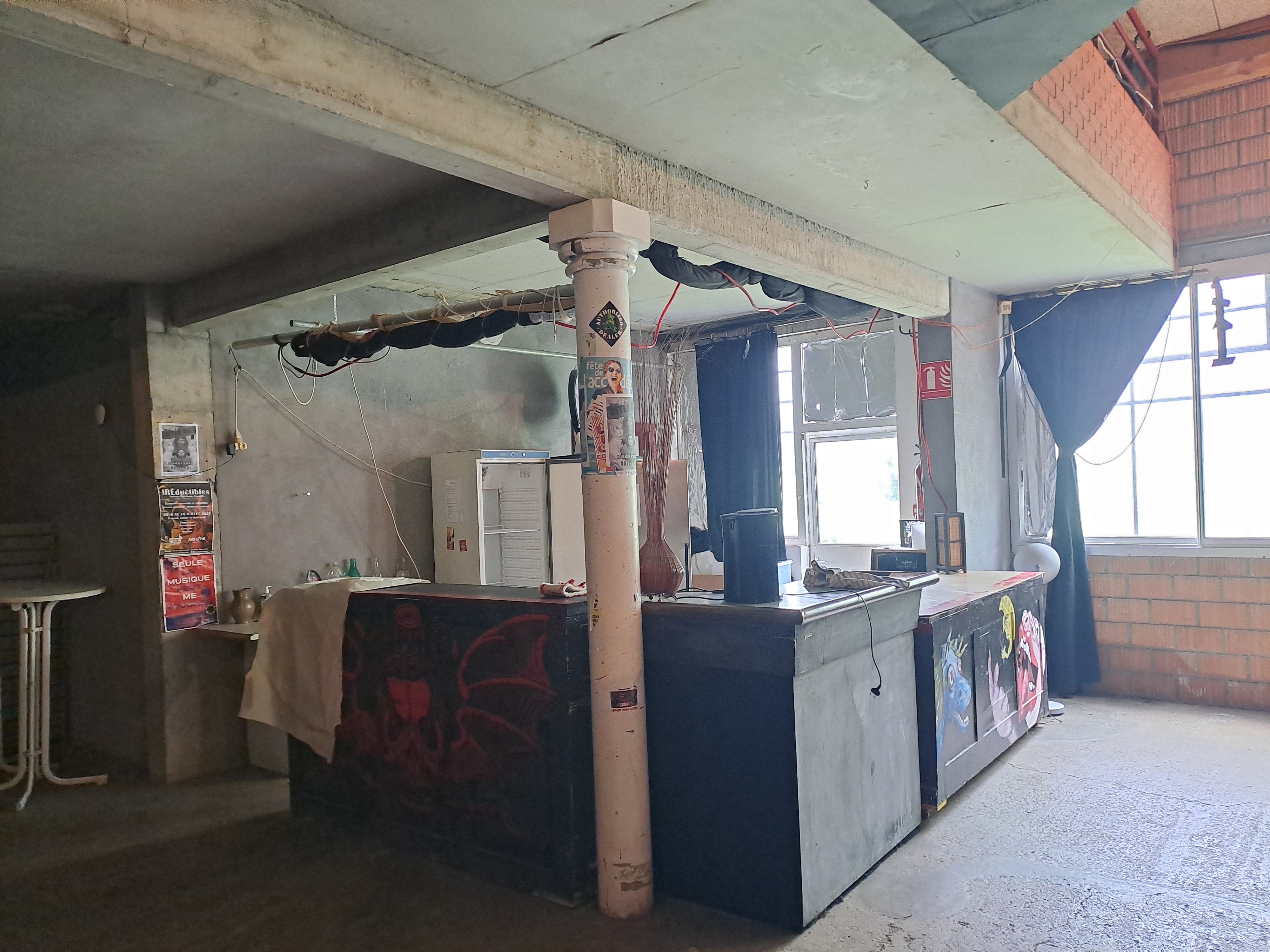 trois meubles formant un bar en angle