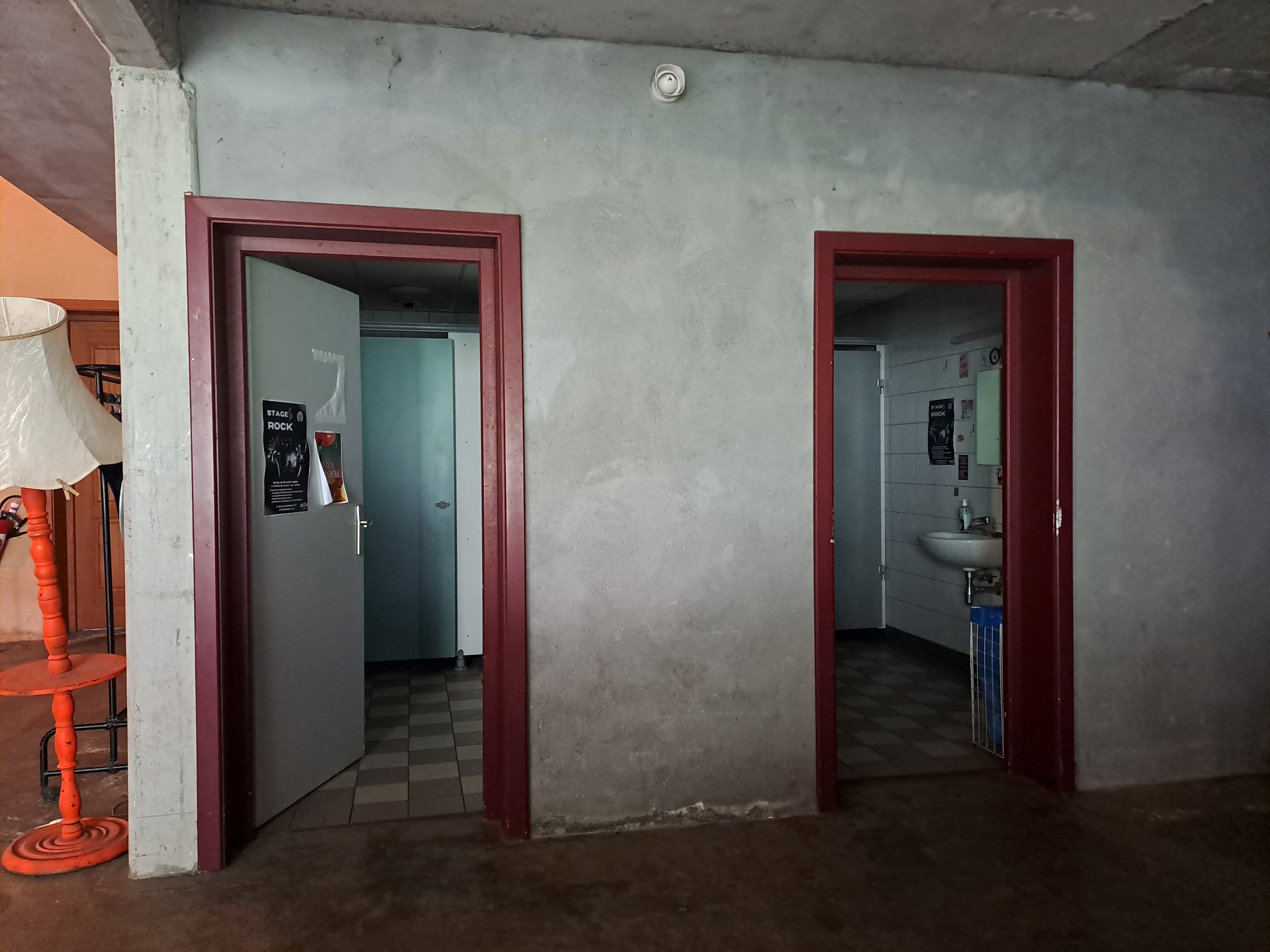 deux portes ouvertes donnant chacune sur un espace toilettes