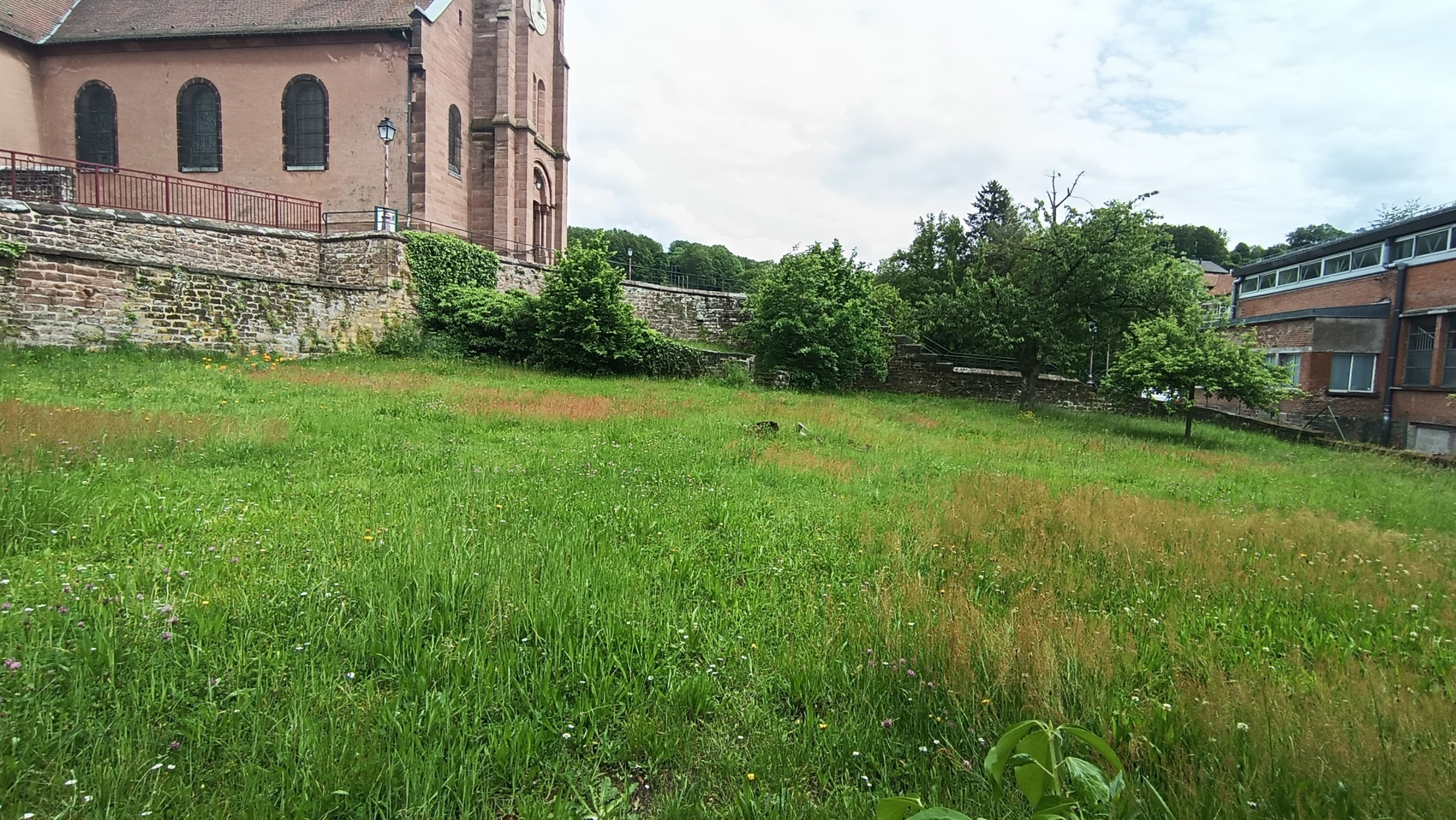 un terrain herbacé en contrebas de l'église du village